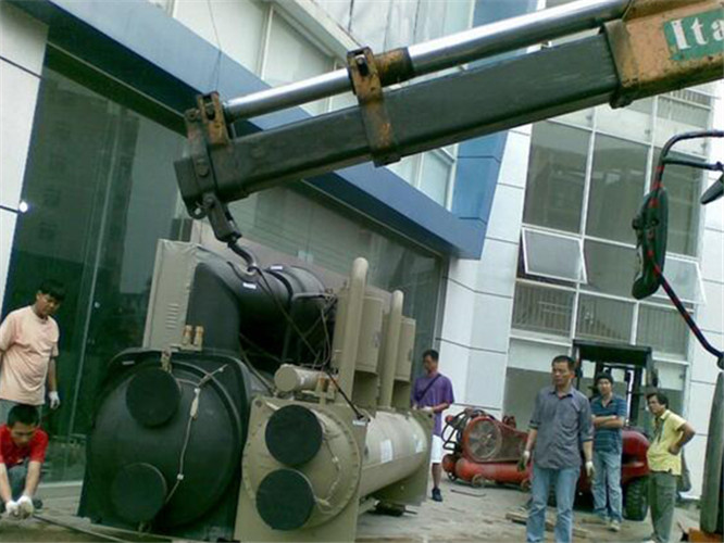 清新区随车吊和汽车吊的核心区别是什么？哪种更省钱？