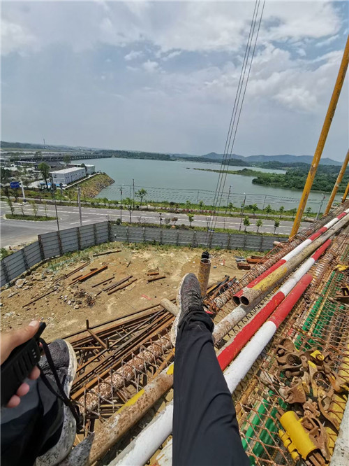 清新区作业中发生设备损坏或人员意外，责任怎么划分？